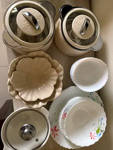 Set of ceramic casserole pots and dinner set 17 pieces - good condition