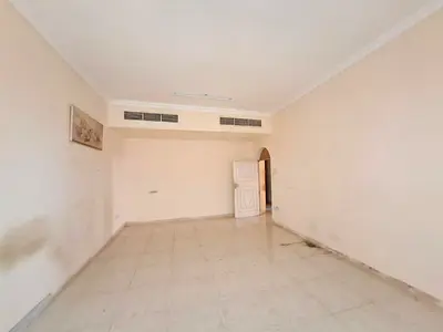 عرض مميز | شقة واسعة غرفتين وصالة | 37 ألف روبية سنوياً | قريبة من الحديقة | حمامان | تكييف مركزي | مبنى عائلي | موقع متميز 📌