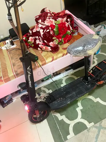 Electric scooter with seat, but without battery everything working well