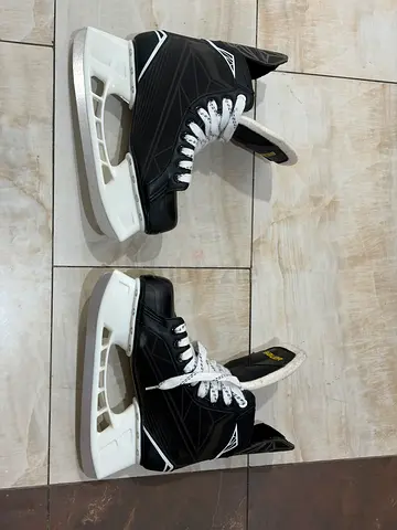 Pair of mens ice hockey skates - black, size EU 42