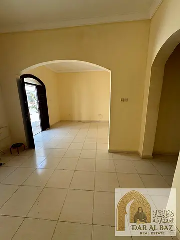 Villa for rent in Sharqan with 3 bedrooms, living room, closed kitchen, 2 bathrooms, parking, open view, near services and Dubai access.