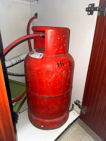 Emirates LPG gas cylinder with Regulator and Stove