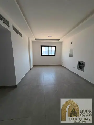 شقة غرفة وصالة في الجرف 3، أول ساكن، غرفة ماستر، حمامان، بلكونة، تكييف مركزي، ونظام دخول بالكارت، بالقرب من السوق الصيني ومركز فزعة.