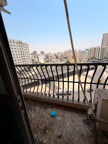 للإيجار السنوي شقة غرفة وصالة في المجاز 1  تتوفر الآن شقة مميزة بموقع حيوي في منطقة المجاز 1، تتميز بتصميم عملي وإطلالة جانبية، وتناسب العائلات والأفر
