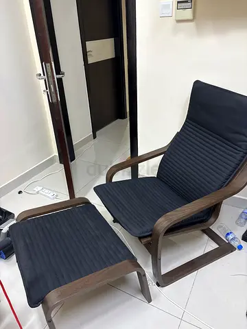 Set of 2 wooden frame lounge chairs with black cushions