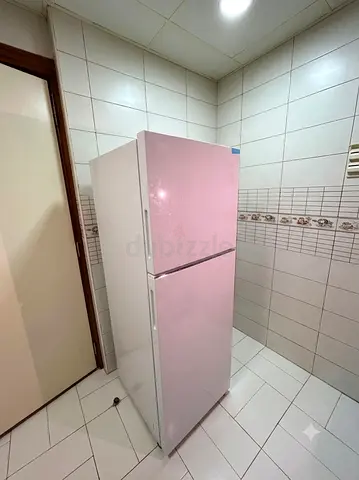 Samsung White top-freezer refrigerator / fridge in good working condition