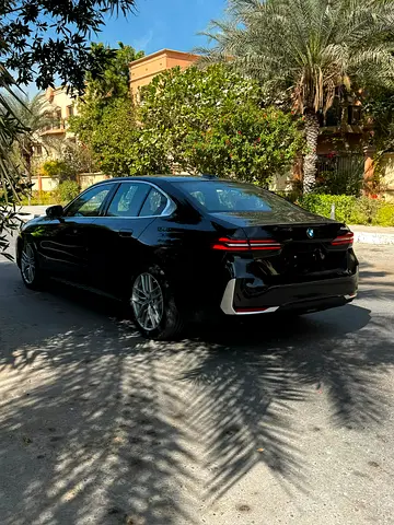 2027 BMW 5-SERIES thumbnail 7