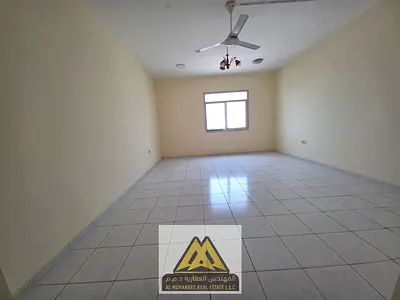 مساحة كبيرة جدًا | موقع مميز بجوار أبراج الفالكون | تكييف مركزي | غرفة تخزين (ستور) | موقع حيوي قريب من جميع الخدمات والمرافق | سهولة الوصول