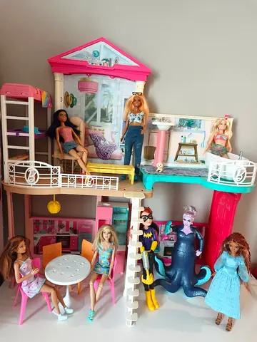 Barbie House with Confetti Bathtub set and 8 Dolls