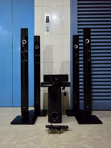 1000 Watts - LG 5.1ch 3D-Bluray Networking Home Theatre System in excellent working condition