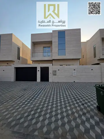 إليك وصفًا في حدود **140 حرفًا**:  للبيع فيلا مميزة على شارع رئيسي، ارتداد خارجي كبير، تشمل الكهرباء والمياه والمكيفات، جاهزة للسكن، موقع ممتاز وتشطيب