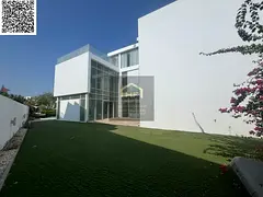 Luxury villa in Al Zawraa – Direct view of the golf walkway and lake – Private pool – Private