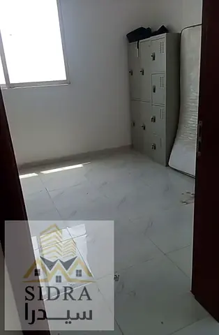 للبيع منزل سكني في موقع ذو طلب عالي على ٣ شوارع ومحاط بالبنايات