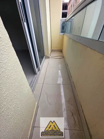 استديو مساحه كبيره مع بلكونه بمنطقة الحميديه قريب من محكمه وجامعة عجمان بجوار جميع الخدمات والطرق