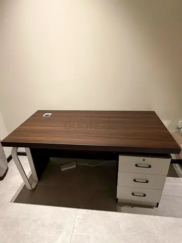Large Wooden Office Desk with 3 Lockable Drawers – Excellent Condition