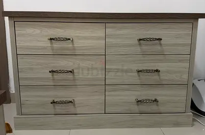 6-drawer wooden dresser / chest in light oak finish - good condition