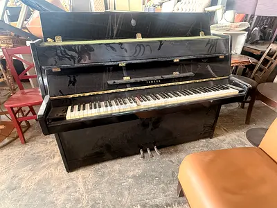Yamaha upright piano in black (used) - needs tuning/repair