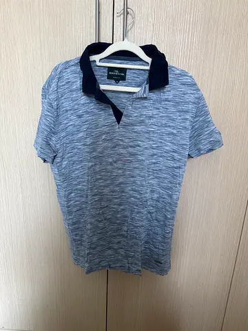 RODD  GUNN -blue short sleeve polo shirt with navy collar SIZE M (New Zealand brand)