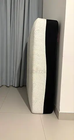 Queen size mattress - memory foam, good condition