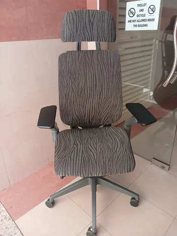 Selling For manalrola ergonomic Mesh Office Chair with Headrest good condition