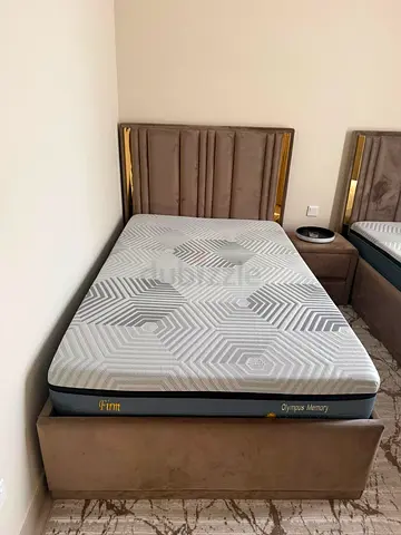 2 Single velvet bed frame with memory foam mattress - good condition 120x200 cm