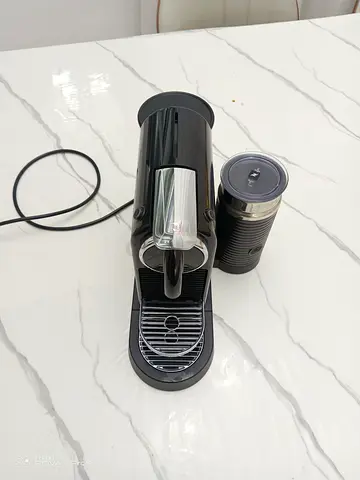 للبيع ماكينة Nespresso Citiz DeLonghi الأصلية مع Aeroccino لرغوة الحليب