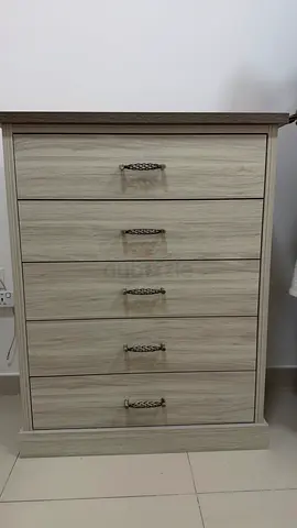 Light wood 5-drawer chest of drawers - good condition