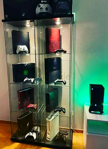 IKEAS DETOLF GLASS CABINET