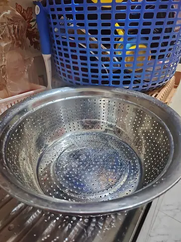 Stainless steel colander/strainer - used, good condition