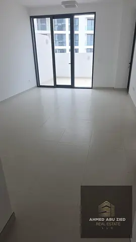 إذا كنت تبحث عن شقة تجمع بين الفخامة، والموقع المميز، والإطلالة الجميلة، فهذه فرصة لا تُعوّض. شقة غرفة وصالة أول ساكن متاحة للإيجار السنوي في أحد أجمل