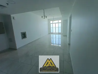 شقة 3 غرف وصالة للإيجار في كورنيش عجمان، أول صف، 3 حمامات، بلكونة، خزائن، تكييف مركزي، 70,000 درهم.