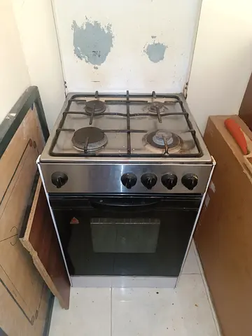 Used freestanding gas cooker with oven — 4-burner stainless top