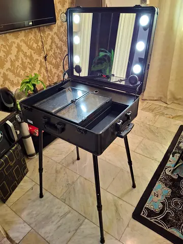 Portable makeup table