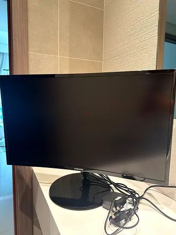 Samsung 32-inch LED Monitor in Excellent Condition (with stand  cables)