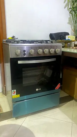 LG freestanding gas cooker with oven - good working condition