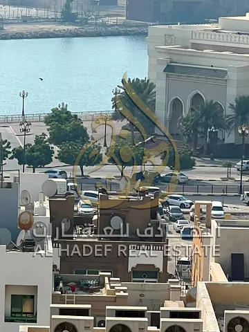 Spacious studio for rent in Al Majara, balcony overlooking Sharjah Corniche, split air conditioning, central gas, free parking, AED 20,000, 4 installm