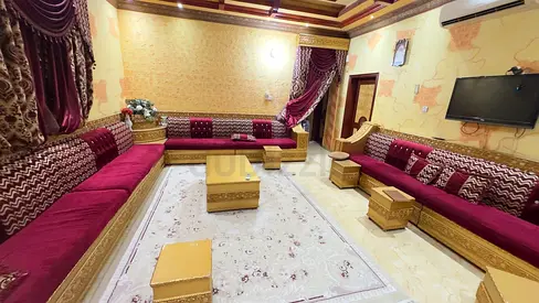 مجلس فاخر وراقي تفصيل خشب محلي ثقيل