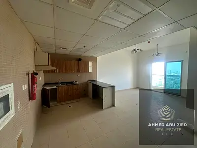 باركن مجاني - غرفتين نوم - صالة واسعة - بلكونة باطلالة مفتوحة - مساحة ممتازة جدا - مطبخ امريكي - 3 حمام - تكييف مركزي - بجوار السفير مول و جراند مول