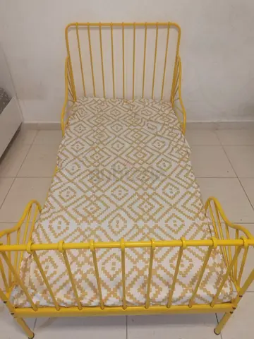 Yellow single metal bed frame without mattress (good condition)