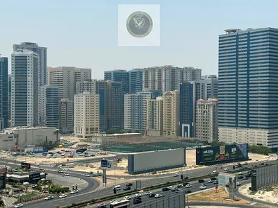 شقة غرفة وصالة للإيجار السنوي في التعاون الشارقة بجوار أدنوك إطلالة مفتوحة على شارع الوحدة باركينغ مجاني موقع مميز قريب من دبي