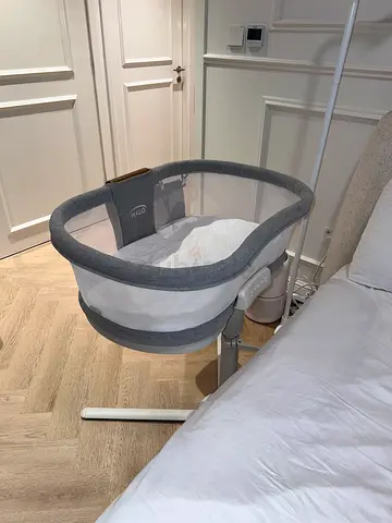 Baby bassinet adjustable to the bed