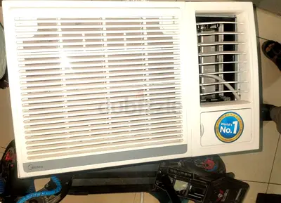 Midea Window Air Conditioner Unit - Good Working Condition