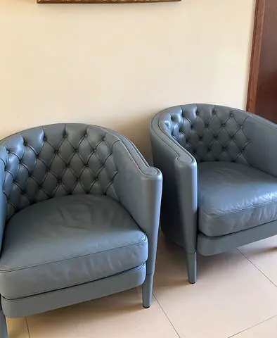 x2 MOROSO Rich Cushion Capitoné Armchairs leather by Antonio Citterio, 1980s design L82 D80 cm