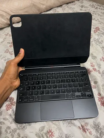 iPad Pro 11 inch M5/M4 Magic Keyboard English  working 💯
