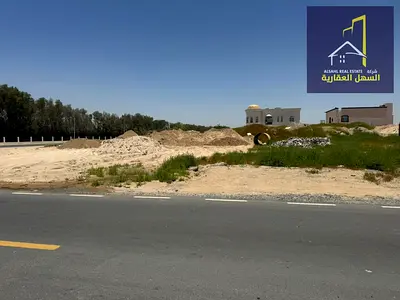 للبيع أرض تجارية في الحوشي موقع استثنائي بثلاث واجهات