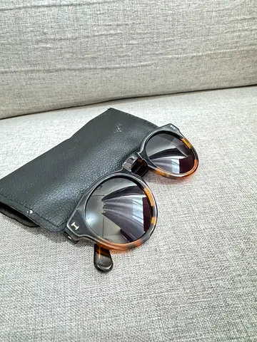 Illesteva
Leonard sunglasses with leather case - gently used