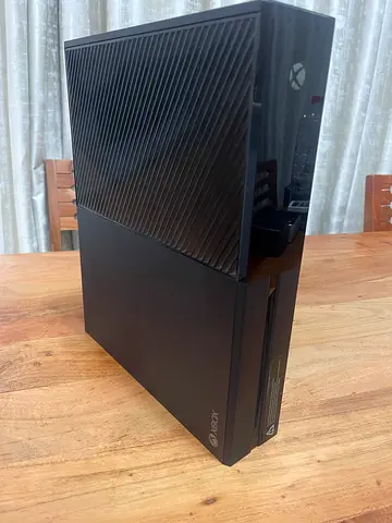 Microsoft Xbox One console - original model, good condition no any single scratches