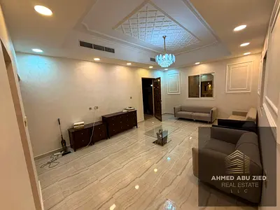 فيلا كورنر للإيجار في الروضة 3 بعجمان على شارعين، بالقرب من شارع الشيخ عمار، 5 غرف ماستر، مجلس وصالة، غرفة طعام، غرفة خادمة، مطبخان، روف مع غرفة تخزين
