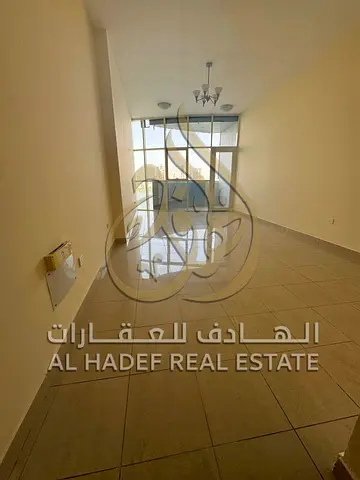 شقة غرفتين وصالة للإيجار في المجاز 3 الشارقة بإطلالة مفتوحة بالكامل ومساحات واسعة مع غرفة غسيل وخزائن بالحائط وباركن مجاني موقع مميز قريب من الكورنيش