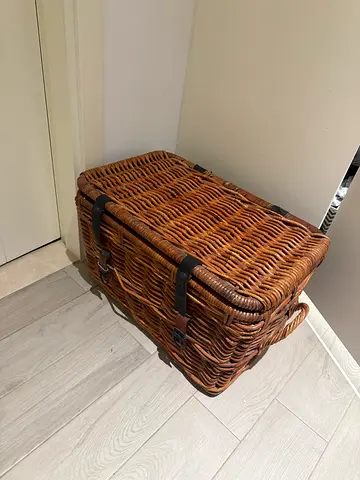 Wicker picnic/storage basket with leather straps - good condition